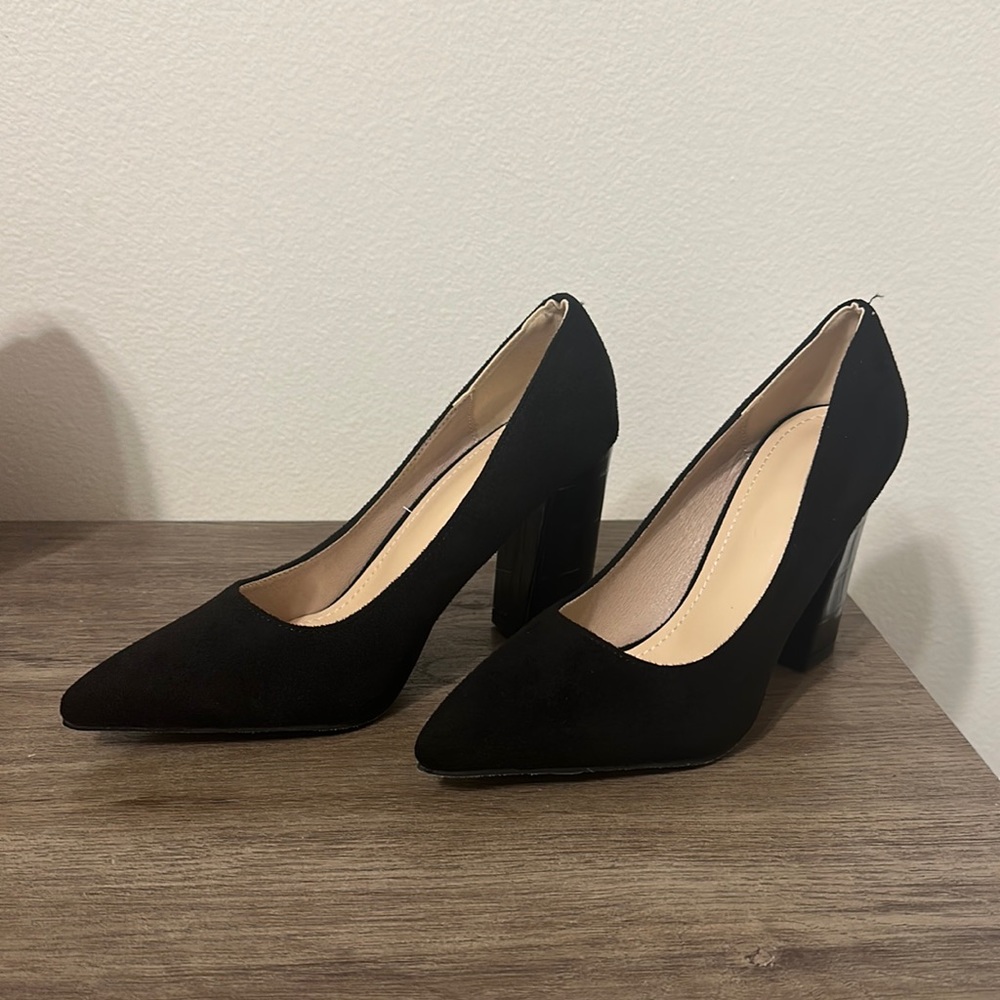 Black heels pumps